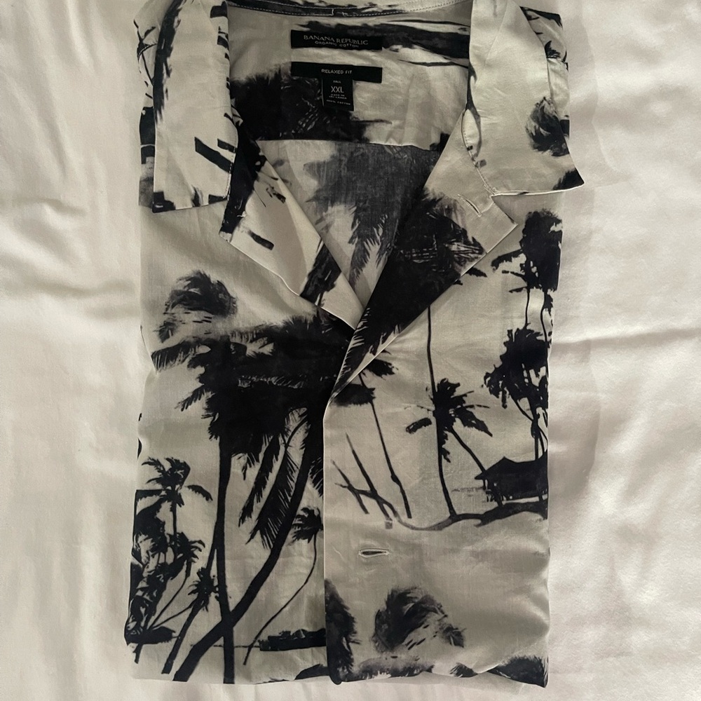 Used Banana Republic men’s short sleeves black and white shirt